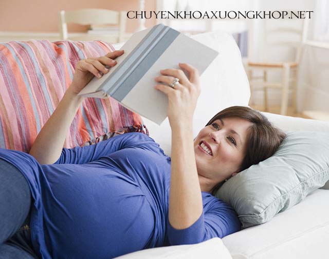 Mẹ bầu nên nghỉ ngơi để giảm đau nhức do hiện tượng đau xương chậu khi mang thai gây ra