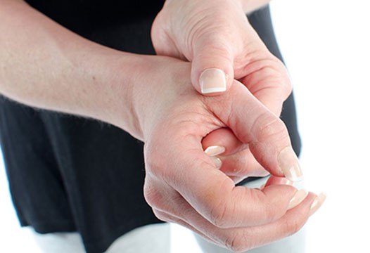 đau khớp ngón tay Hội chứng De Quervain có thể gây đau nhức khớp ngón tay, nhất là ở ngón cái