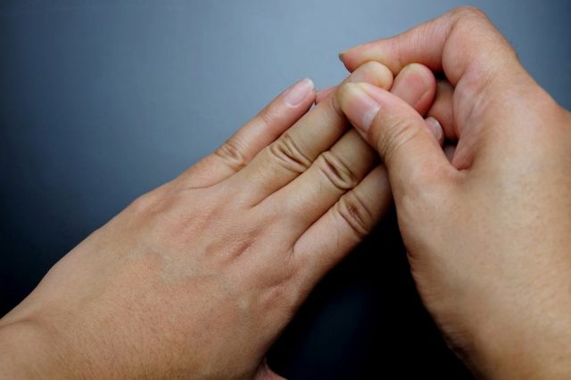 viêm khớp ngón tay Đau sưng khớp ngón tay nếu tiến triển nặng và không điều trị sớm có thể gây ra nhiều biến chứng