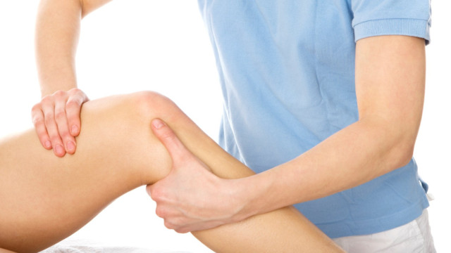 Massage đầu gối giúp làm dịu tình trạng viêm sưng khớp gối