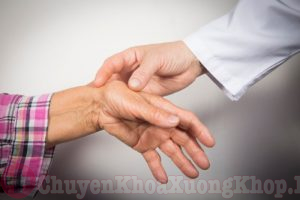 Thường xuyên đau khớp ngón tay khi ngủ dậy vào buổi sáng là bệnh gì