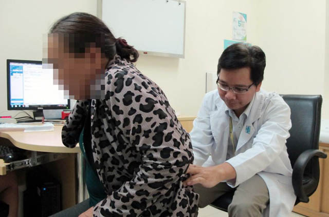 Nên thăm khám sớm khi có các dấu hiệu đau lưng không rõ nguyên nhân