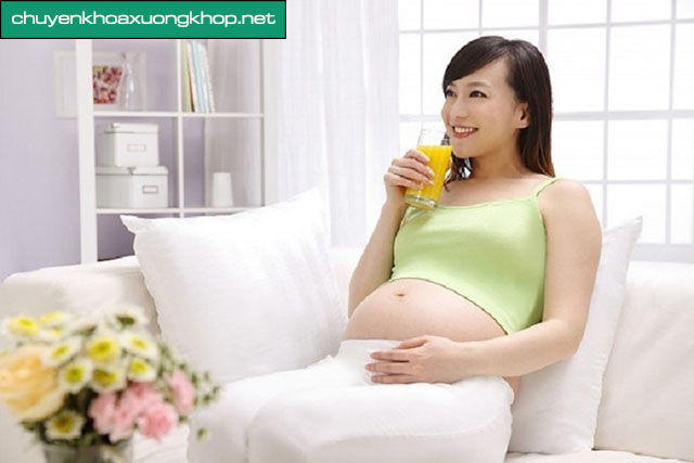 Bổ sung nước giúp giảm đau xương mu tháng cuối cho bà bầu