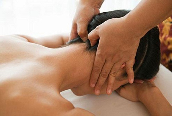 Kết hợp xoa bóp, bấm huyệt chữa thoái hóa đốt sống cổ