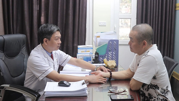 Nghệ sĩ Xuân Hinh khám, chữa bệnh xương khớp tại Đỗ Minh Đường
