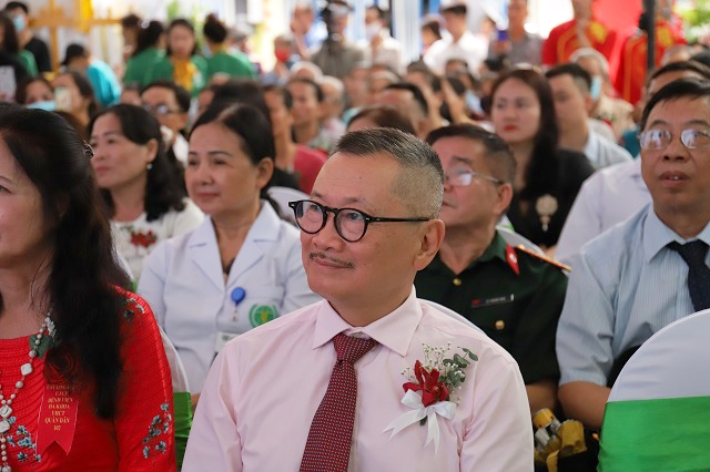 Nghệ sĩ Trần Đức có mặt tại lễ khai trương bệnh viện Quân dân 102