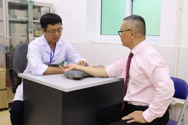Nghệ sĩ Trần Đức chữa khỏi bệnh xương khớp nhờ bài thuốc Cốt vương thần hiệu than