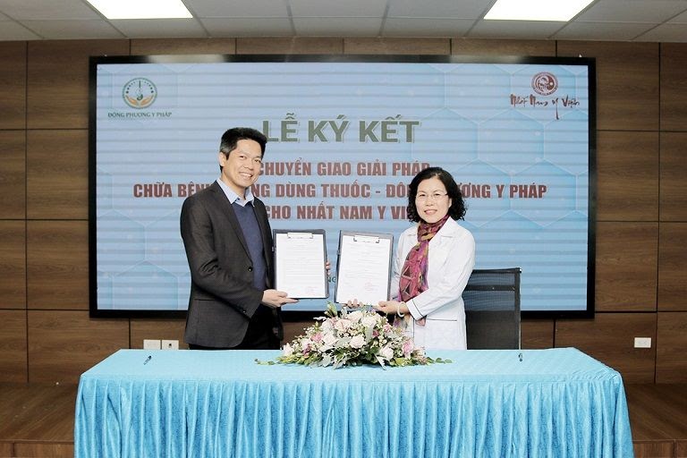 Ông Nguyễn Quang Hưng (tay trái) và Ts Nguyễn Thị Vân Anh (tay phải) Ông Nguyễn Quang Hưng (tay trái) và Ts Nguyễn Thị Vân Anh (tay phải)